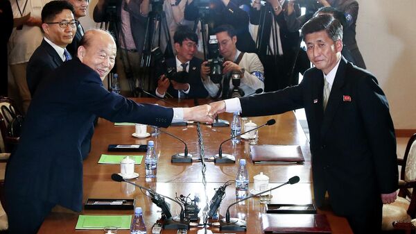 韓国側の代表と会談する北朝鮮の朴容日（パク・ヨンイル）朝鮮社会民主党中央委員会委員長（右） - Sputnik 日本