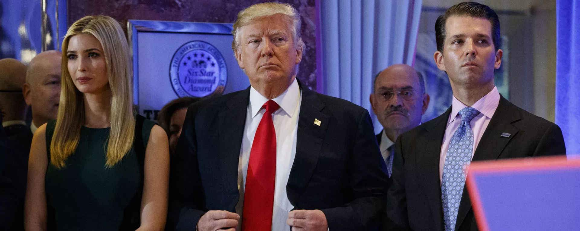 トランプ元大統領（中央）と長男のドナルド・トランプ・ジュニア氏（右）、長女のイバンカ氏（左） - Sputnik 日本, 1920, 22.09.2022
