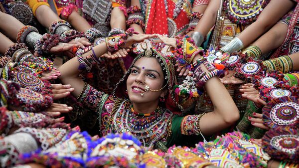 Женщины в традиционной одежде исполняют танец штата Гуджарат в Ахмедабаде, Индия - Sputnik 日本