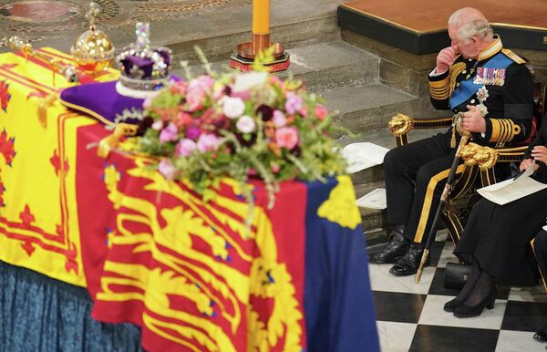 ウェストミンスター寺院で行われたエリザベス女王の国葬で、棺の前に座るチャールズ国王（英ロンドン、19日） - Sputnik 日本