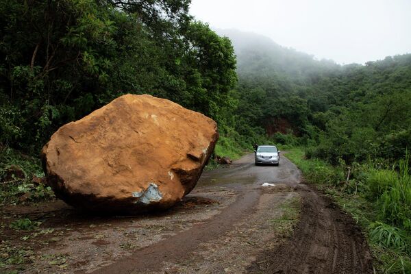地震の影響で道路に転がり落ちた巨大な岩石（メキシコ・ミチョアカン州、20日） - Sputnik 日本
