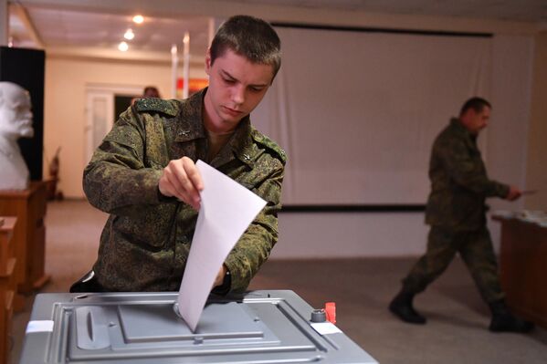 投票用紙を投函する民兵の兵士（ルガンスク人民共和国・ルガンスク、23日） - Sputnik 日本
