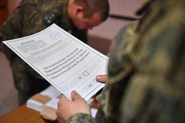 投票用紙を受け取る民兵の兵士（ルガンスク人民共和国・ルガンスク、23日） - Sputnik 日本
