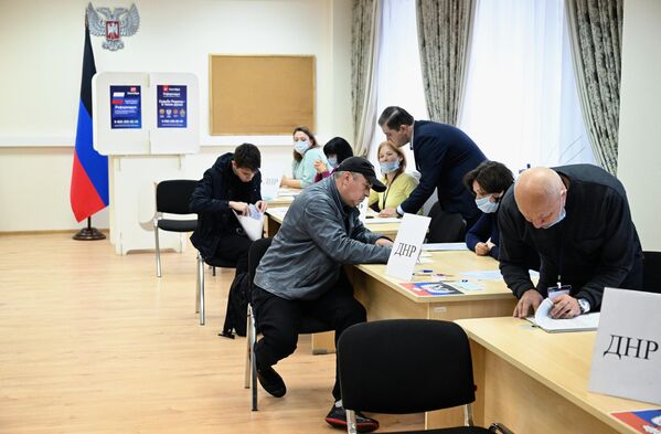 在モスクワ・ドネツク人民共和国大使館に設置された投票所で投票する人々（ロシア・モスクワ、23日） - Sputnik 日本