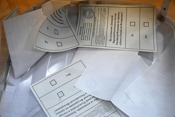 投票用紙が入った投票箱（ロシア・モスクワ、23日） - Sputnik 日本
