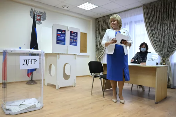 在モスクワ・ドネツク人民共和国大使館で住民投票に臨むオリガ・マケーエワ大使(ロシア・モスクワ、23日) 在モスクワ・ドネツク人民共和国大使館で住民投票に臨むオリガ・マケーエワ大使(ロシア・モスクワ、23日) - Sputnik 日本