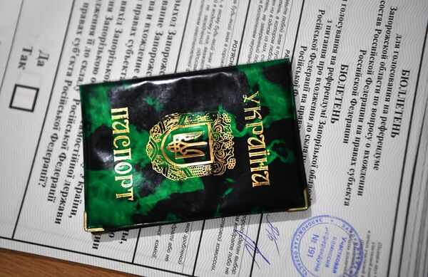ウクライナのパスポートと投票用紙（ザポリージャ州・メリトポリ、23日） - Sputnik 日本