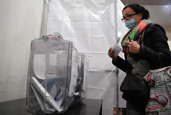 住民投票に投票する女性（ザポリージャ州・メリトポリ、23日） - Sputnik 日本