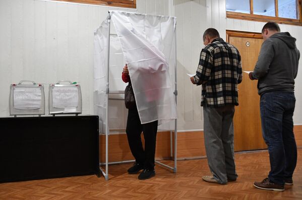 投票所に並ぶ住民（ザポリージャ州・メリトポリ、23日） - Sputnik 日本
