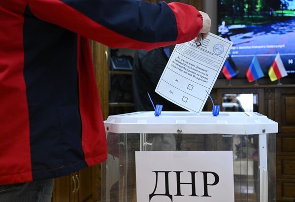 在モスクワ・ドネツク人民共和国大使館で行われた住民投票（ロシア・モスクワ、23日） - Sputnik 日本