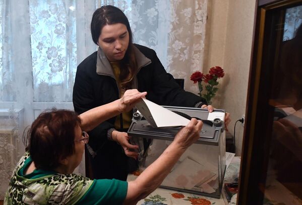 自宅で住民投票に投票する女性（ドネツク人民共和国・ドネツク、23日） - Sputnik 日本
