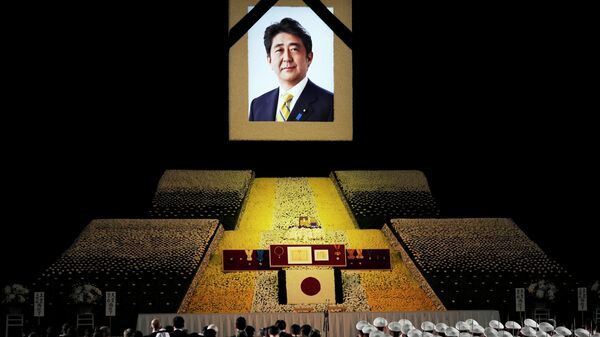 安倍元首相の遺影。写真は先月の国葬時のもの。 - Sputnik 日本