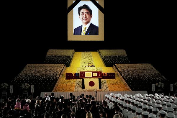 国葬の会場に掲げられた安倍元首相の遺影（9月） - Sputnik 日本