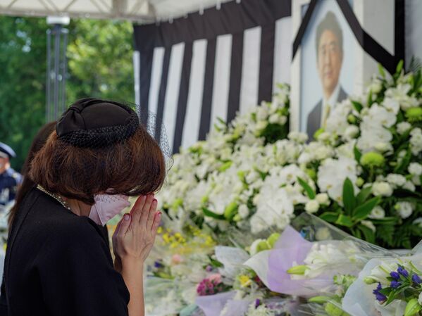国葬開始前　安倍元首相のポートレートを手にする女性 - Sputnik 日本