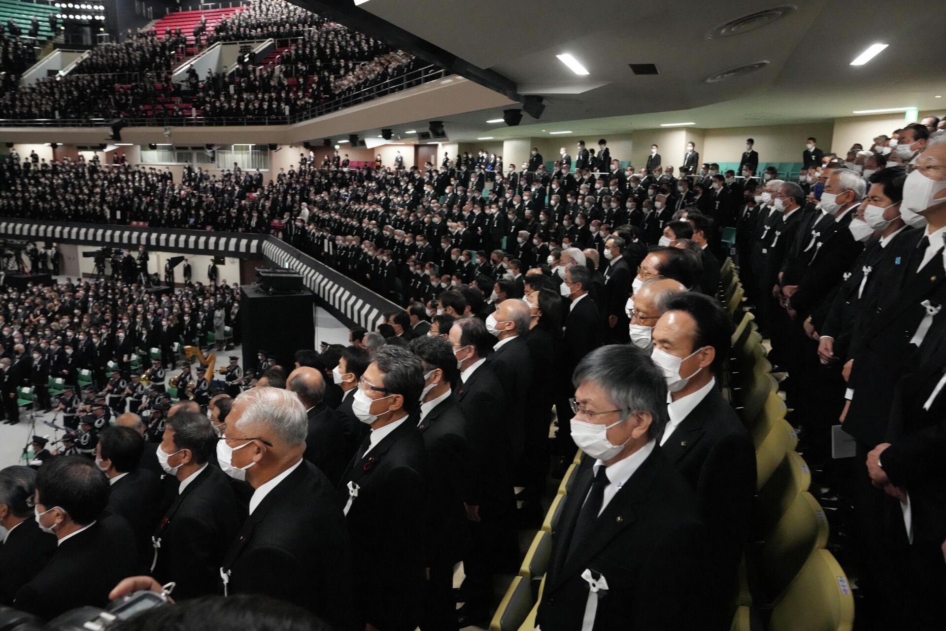 Присутствующие на государственных похоронах экс-премьера Японии Синдзо Абэ во время исполнения гимна в Токио   - Sputnik 日本, 1920, 27.09.2022
