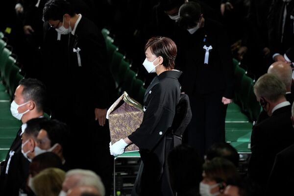 国葬で遺骨を持つ安倍元首相の昭恵夫人 - Sputnik 日本