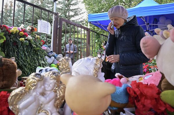 イジェフスクの第88番学校　人々が花を捧げた場所を訪れる年配の女性 - Sputnik 日本