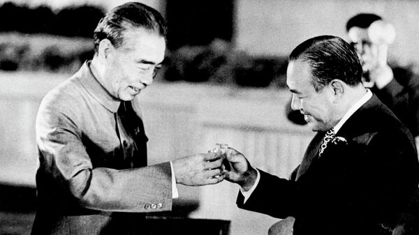 杯を交わす中国の周恩来首相と日本の田中角栄首相（1972年） - Sputnik 日本
