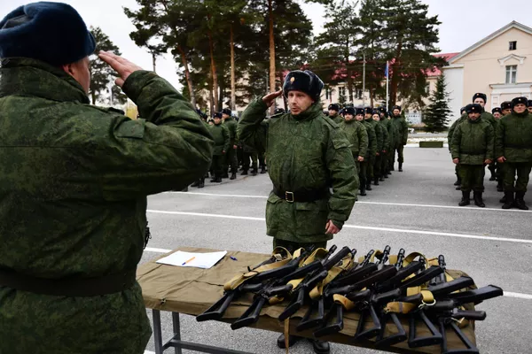 中央軍管区教育センターで行われた武器引き渡し式に出席した動員兵(スヴェルドロフスク州、9月29日) 中央軍管区教育センターで行われた武器引き渡し式に出席した動員兵(スヴェルドロフスク州、9月29日) - Sputnik 日本