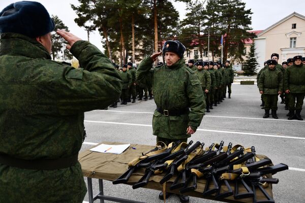 中央軍管区教育センターで行われた武器引き渡し式に出席した動員兵（スヴェルドロフスク州、9月29日） - Sputnik 日本