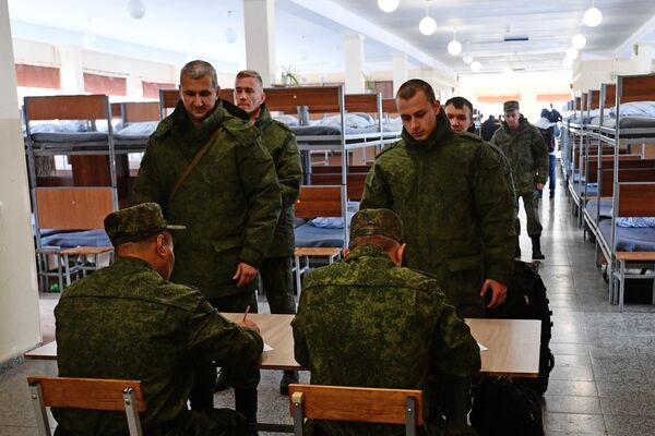 中央軍管区教育センターのバラックに集まった動員兵（スヴェルドロフスク州、9月29日） - Sputnik 日本