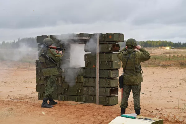 訓練場で戦闘訓練を受け動動員兵(レニングラード州、29日) 訓練場で戦闘訓練を受け動動員兵(レニングラード州、29日) - Sputnik 日本
