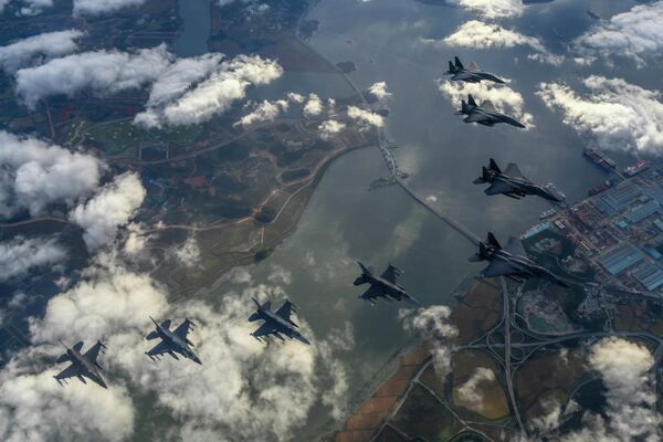 米韓合同軍事演習中、編隊を組んで飛行する韓国空軍のF15K戦闘機と米空軍のF16戦闘機（韓国、4日） - Sputnik 日本