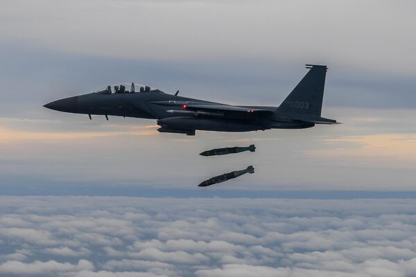 仮想標的に精密誘導爆弾（JDAM ）を発射する韓国空軍のF15K戦闘機（韓国、4日） - Sputnik 日本
