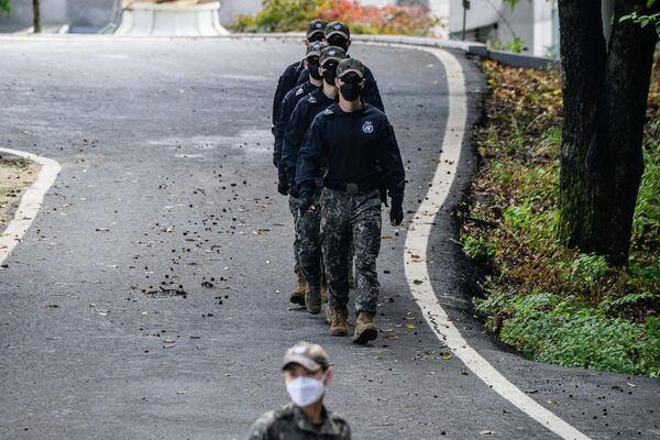 非武装地帯（DMZ）で行進する韓国軍兵士（4日） - Sputnik 日本