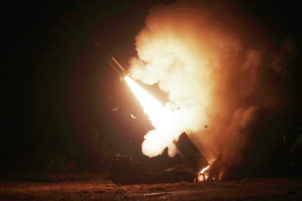 米韓合同軍事演習で発射された陸軍戦術ミサイルシステム（ATACMS）（韓国、5日） - Sputnik 日本