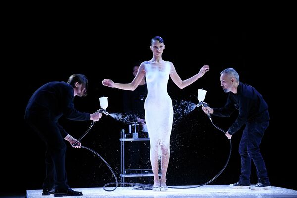 パリ・ファッションウィークのコペルニのショーで、液状素材を体に吹き付けて作ったドレスを纏うベラ・ハディッドさん（フランス・パリ、30日） - Sputnik 日本