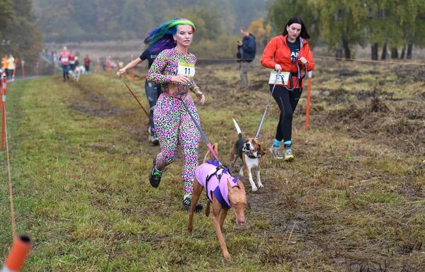 自然公園で開催されたペット同伴のクロスカントリーレースに参加する人々（ロシア・モスクワ、1日） - Sputnik 日本