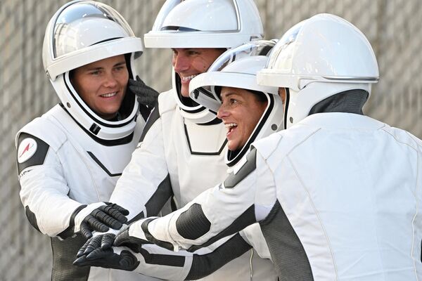 ケネディ宇宙センターで、「クルードラゴン」5号機に搭乗前に手を合わせるロシアのアンナ・キキナ飛行士、NASAのジョシュ・カサダ飛行士、NASAのニコル・マン飛行士、日本の若田光一宇宙飛行士（米フロリダ州・メリット島、5日） - Sputnik 日本