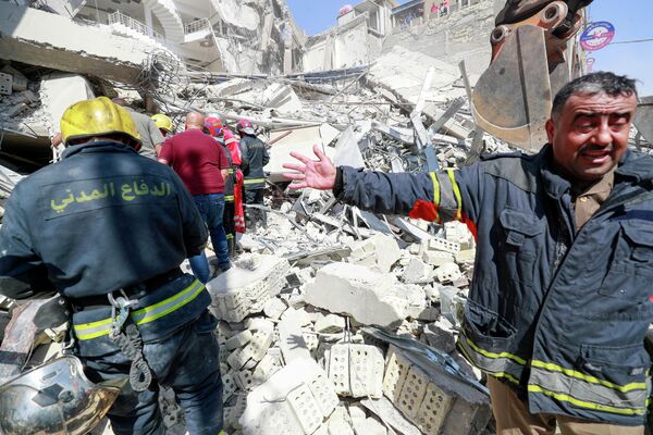 建物の瓦礫の中で生存者を捜索する緊急隊員ら（イラク・バグダッド、1日） - Sputnik 日本