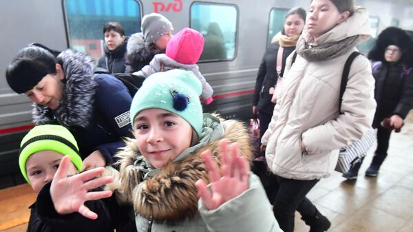 ドネツクとルガンスク両共和国、へルソン州、ザポロジエ州の子ども2000人超がロシア国内旅行へ出発 - Sputnik 日本