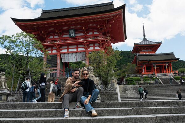 清水寺の入口で写真を撮る人々（京都・京都市、11日） - Sputnik 日本