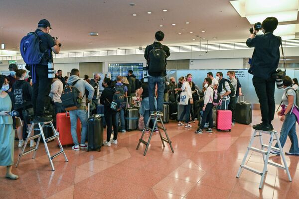 羽田空港国際線ターミナルに到着した外国人観光客を撮影する報道カメラマン（東京・大田区、11日） - Sputnik 日本