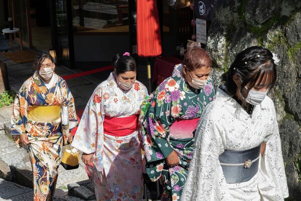着物を着て観光する外国人観光客（京都・京都市、11日） - Sputnik 日本