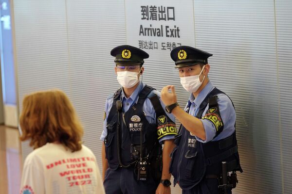 羽田空港の国際線到着出口で警備にあたる警察官（東京・大田区、11日） - Sputnik 日本