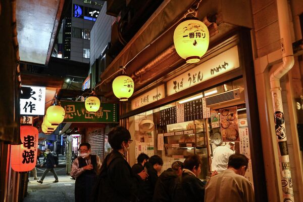 新宿二丁目の「思い出横丁」で列を作る人々（東京・新宿区、6日） - Sputnik 日本