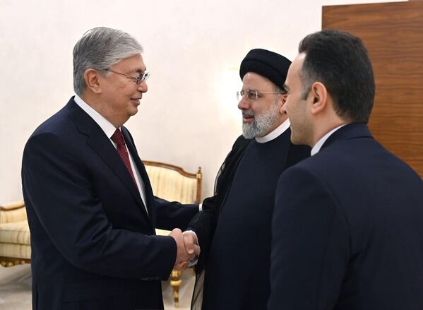 代表団を歓迎する式典でカザフスタンのトカエフ大統領（左）とイランのロウハニ前大統領（カザフスタン・アスタナ、13日） - Sputnik 日本