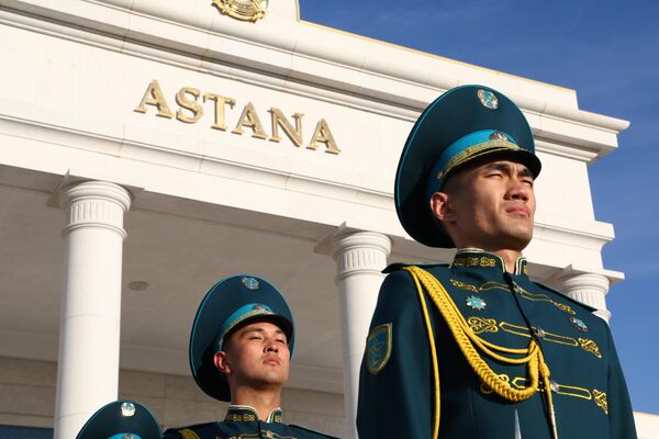 アスタナ空港にロシアのプーチン大統領が到着する際の儀仗兵（カザフスタン・アスタナ、13日） - Sputnik 日本