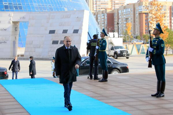 CICA首脳会議の会場に到着したロシアのプーチン大統領（カザフスタン・アスタナ、13日） - Sputnik 日本