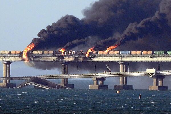 トラック爆破テロが発生し、黒煙が立ち込めるクリミア大橋（ロシア・ケルチ、8日） - Sputnik 日本