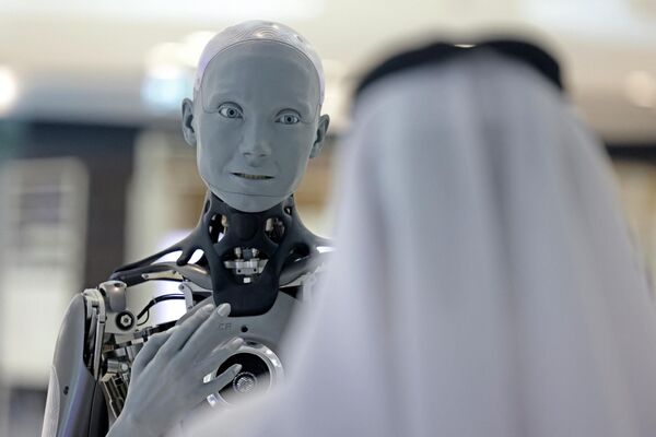 未来博物館で来場者を出迎える英国の「Engineered Arts」社開発の人型ロボット「Ameca」（アラブ首長国連邦・ドバイ、11日） - Sputnik 日本