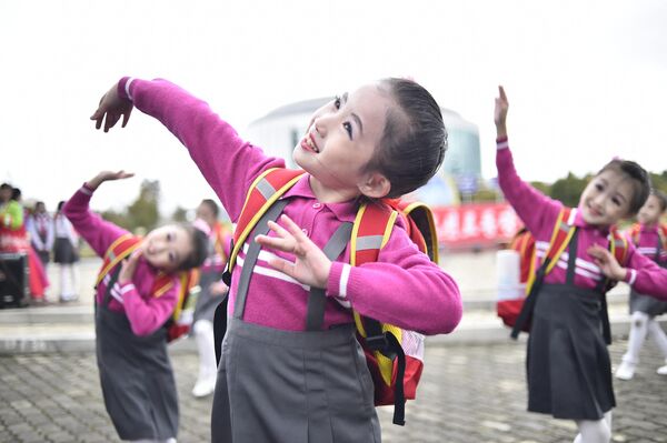 朝鮮労働党創立77周年を記念する式典で踊る子どもたち（北朝鮮・平壌、10日） - Sputnik 日本