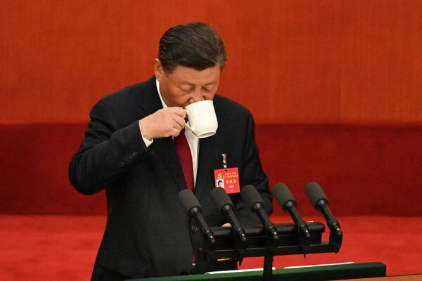 開幕式で演説中、水分を補給する習近平国家主席（中国・北京、16日） - Sputnik 日本