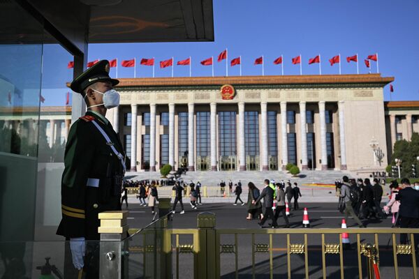 党大会会場の人民大会堂付近で見張りをする警備員（中国・北京、16日）  - Sputnik 日本