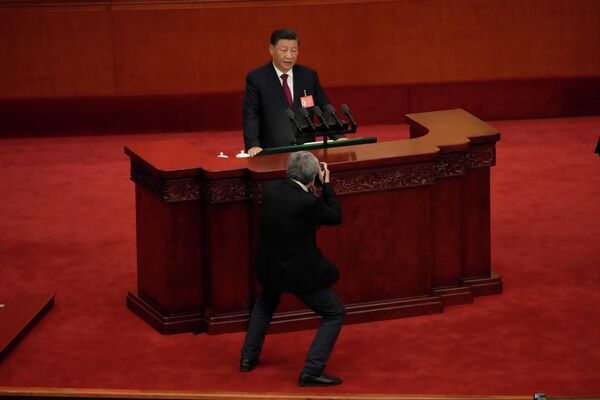 開幕式で演説する習近平国家主席を撮影するカメラマン（中国・北京、16日） - Sputnik 日本