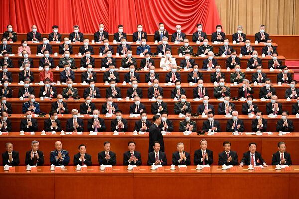 開幕式で代表団の前を歩く習近平国家主席（中国・北京、16日） - Sputnik 日本